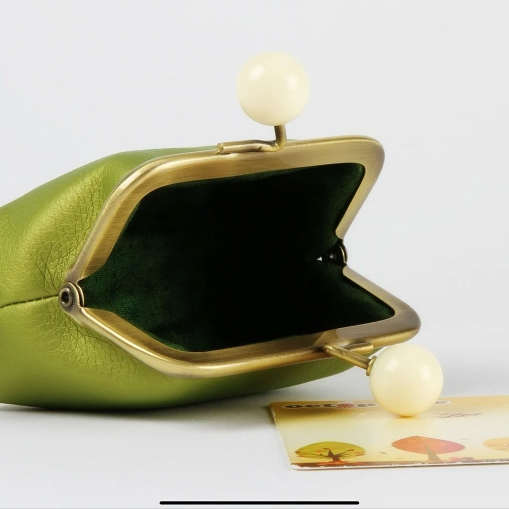 Extraordinary Green Faux Leather Clasp Purse - Picture 3 of 5